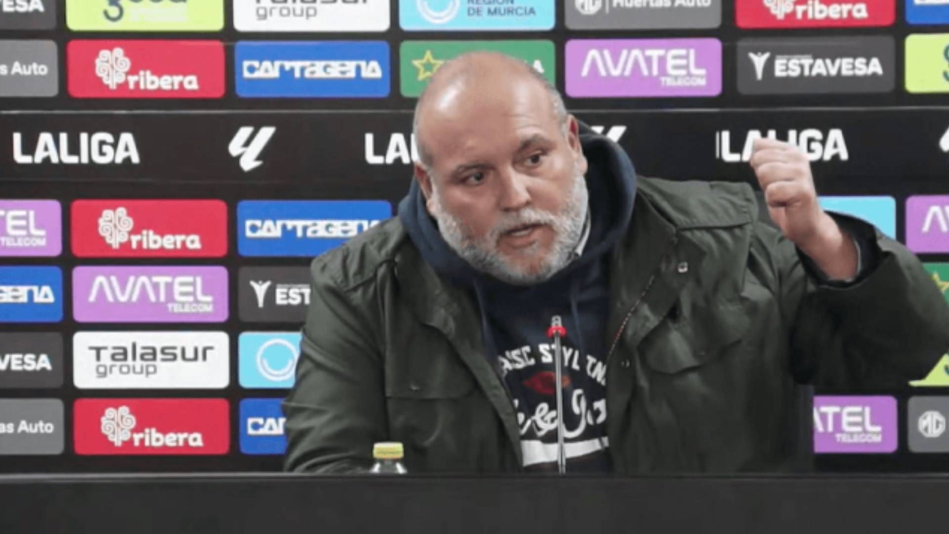El director deportivo del Cartagena pierde los papeles: espectacular bronca en la sala de prensa