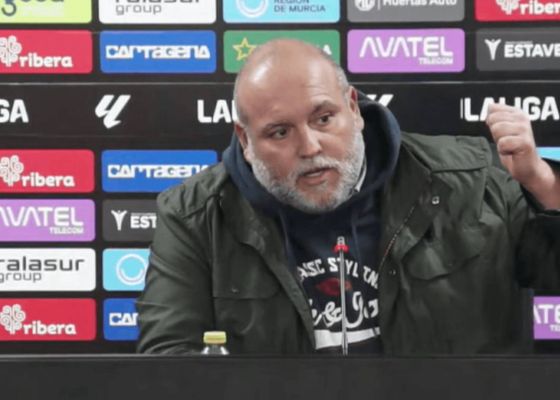 El director deportivo del Cartagena pierde los papeles: espectacular bronca en la sala de prensa