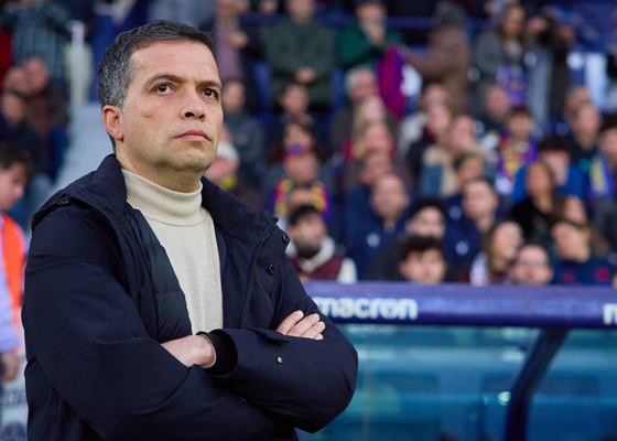 Luis Castro, técnico del Levante, lanza un dardo envenenado al Valencia: "Hay que saber ganar y perder"