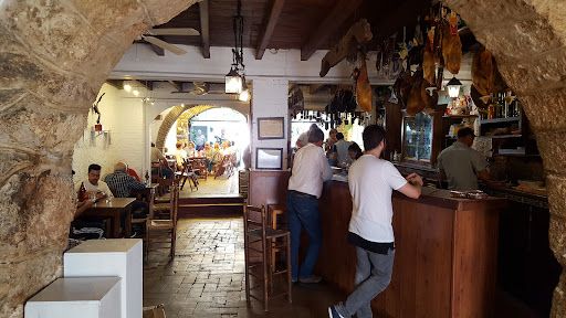 El pueblo sevillano con las tapas más ricas y baratas, a un paso