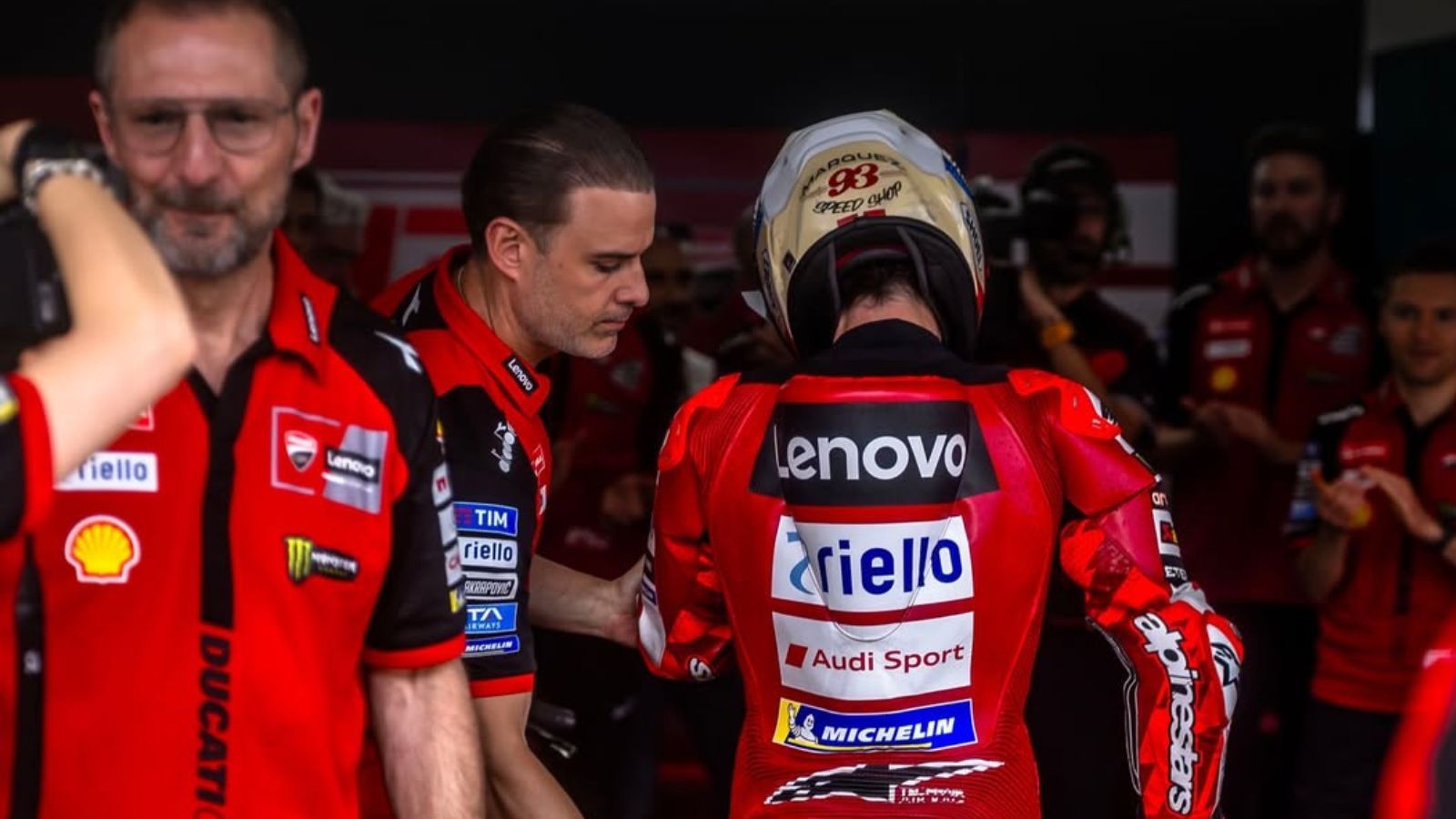 Bezzecchi se posiciona con Marc Márquez en su caída en Jerez