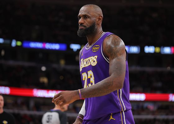 LeBron James hace historia entre lágrimas en Cleveland