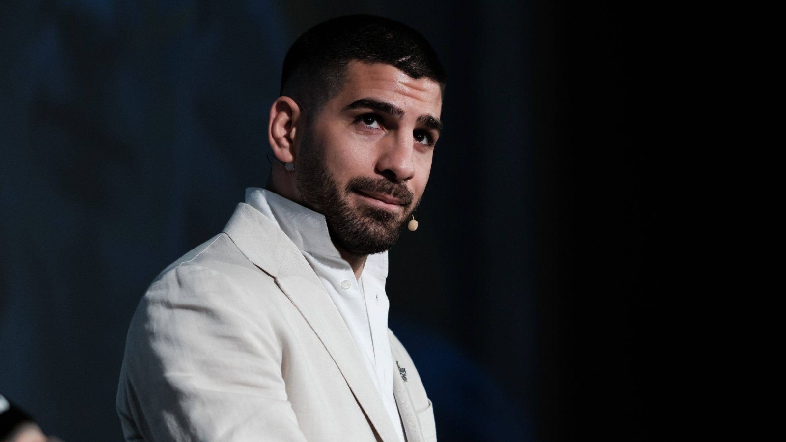 Ilia Topuria se lo comunica a la UFC