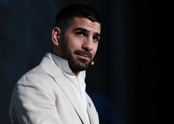 Ilia Topuria se lo comunica a la UFC