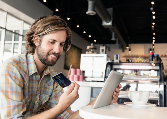 La Policía Nacional alerta sobre el skimming, la estafa más común del Black Friday