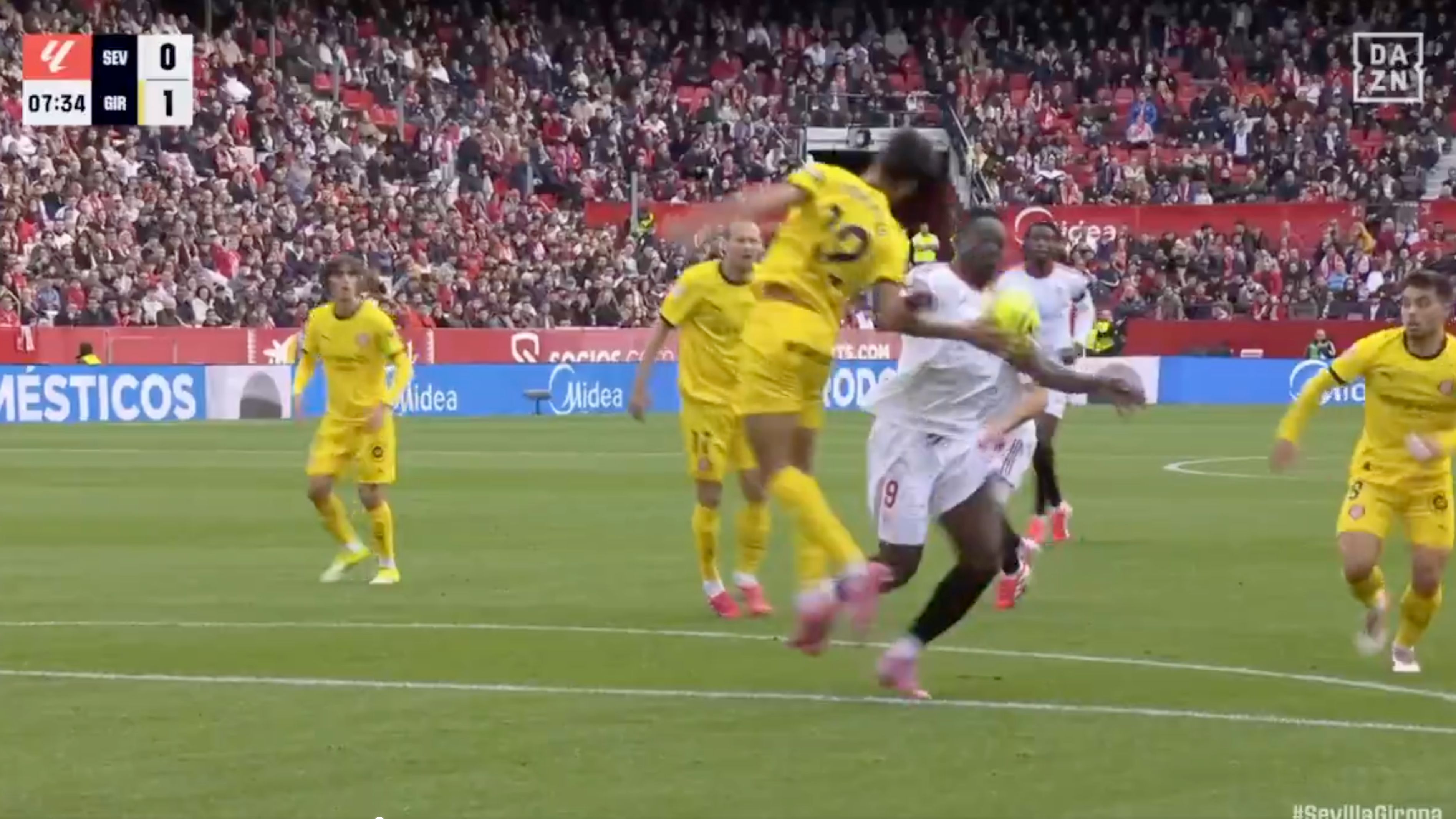 La polémica del Sevilla - Girona: posible penalti de Vitor Reis, muy claro el de Suazo