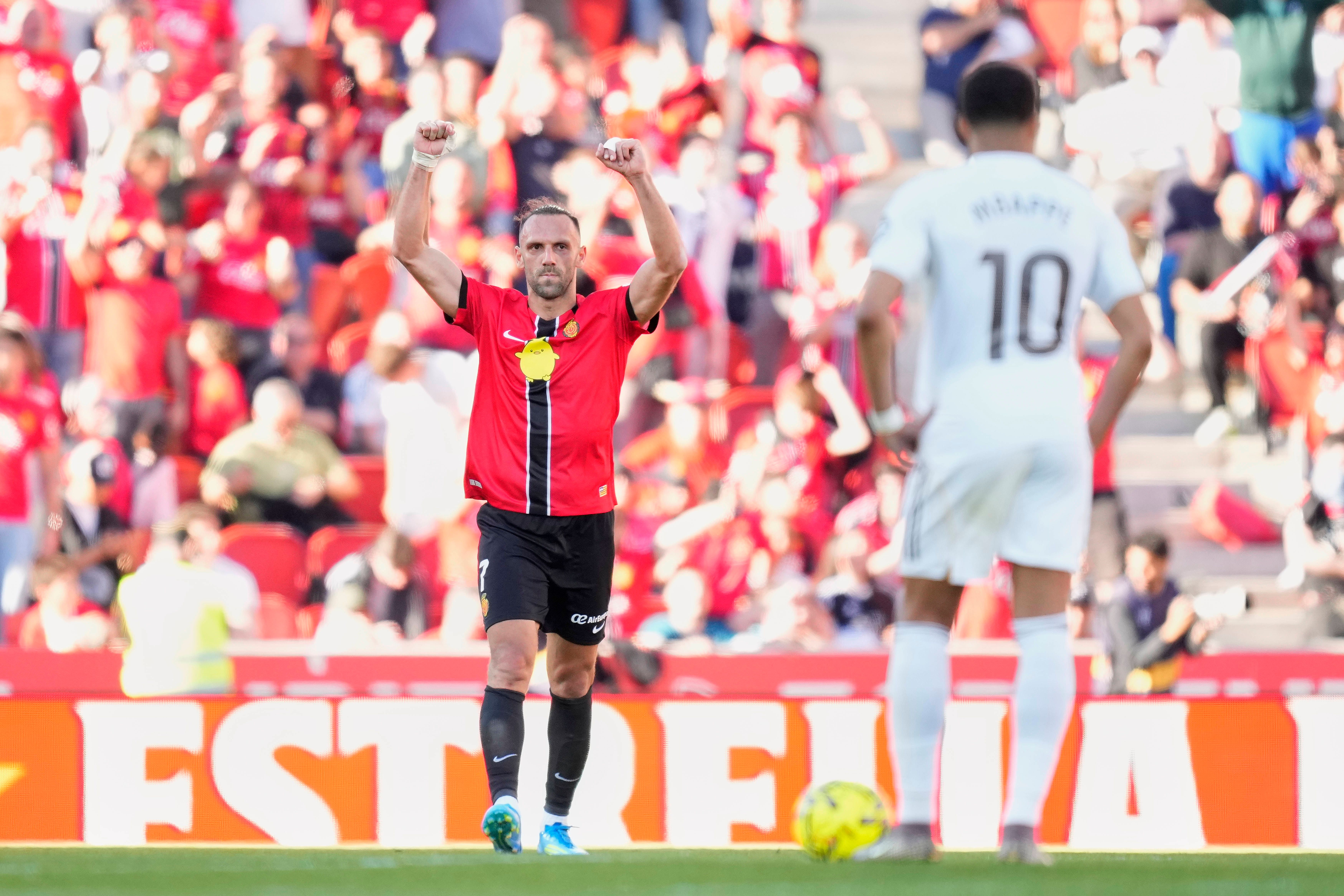 Muriqi y su gran temporada: "Ese delantero ahí abajo te da la vida, el Mallorca está vivo gracias a él"