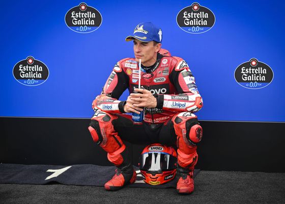 Marc Márquez caza a Di Giannantonio y gana el Sprint tras el caos en Brasil