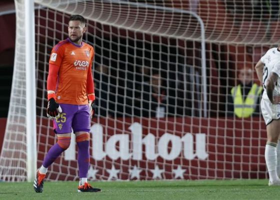 El exsevillista Vaclik se pega un recital pero no evita la destitución de su entrenador