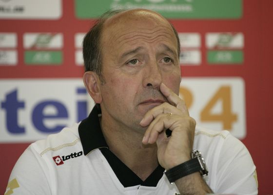Lotina, a ESTADIO Deportivo: "Es posible que ahora se mueva algo en Japón"