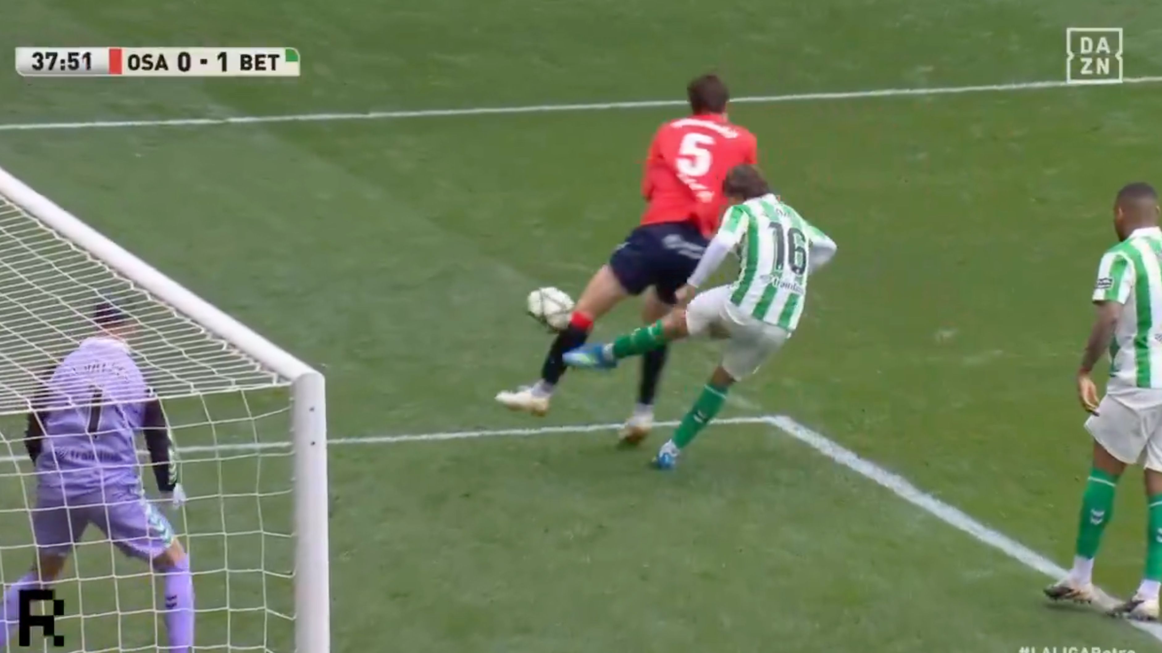 La polémica del Osasuna - Betis: penalti sin revisión con 'piscinazo' de Herrando