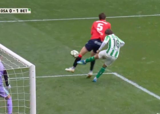 La polémica del Osasuna - Betis: penalti sin revisión con 'piscinazo' de Herrando
