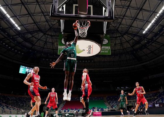El pívot congoleño de Unicaja Yannick Nzosa, cedido al Betis