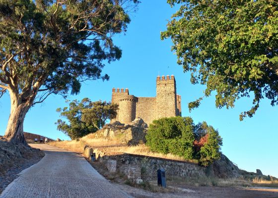 El pueblo andaluz que fue la defensa de Sevilla con su castillo