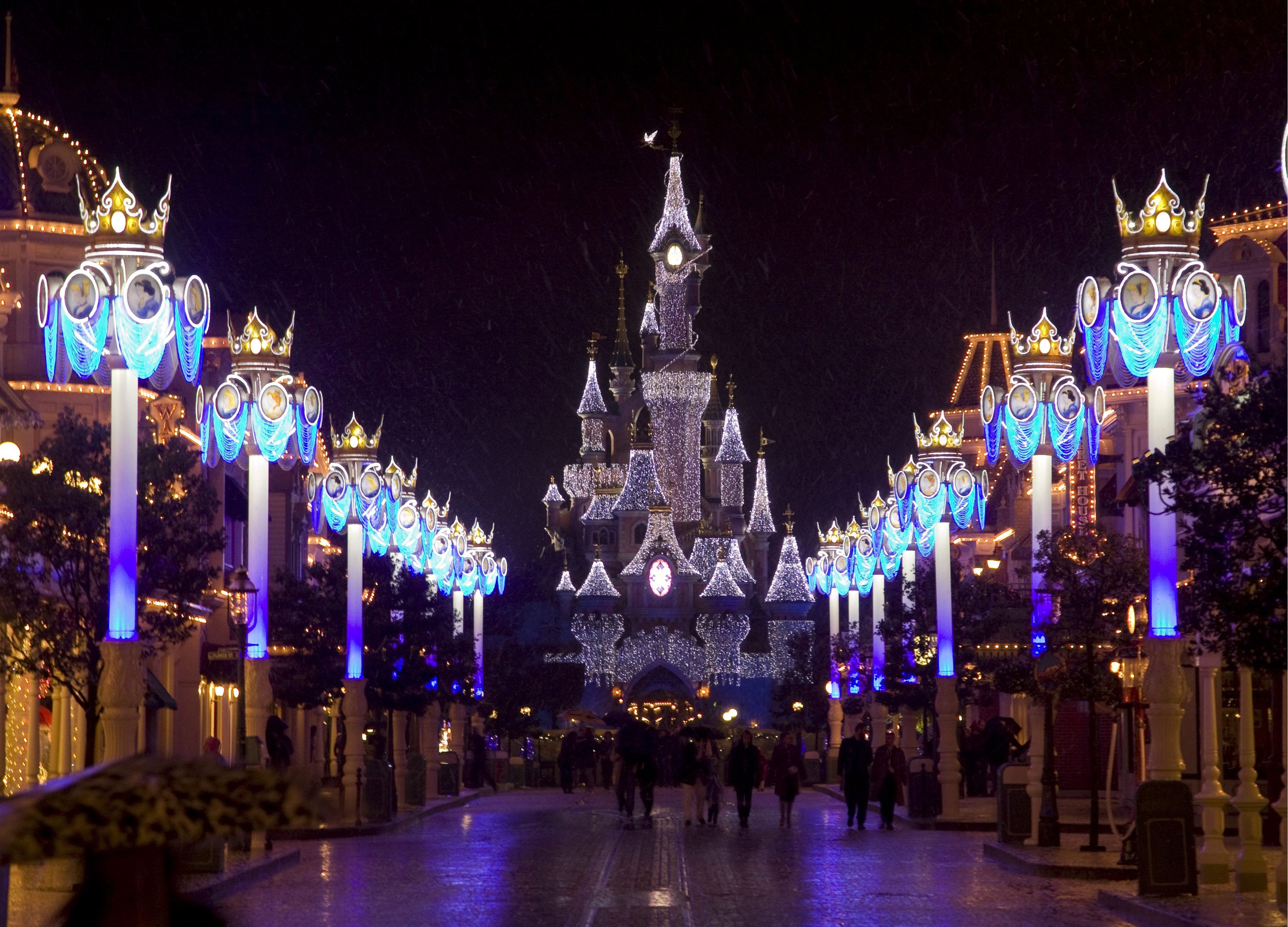 ¿Planeando ir a Disneyland París? Descubre por qué merece la pena esperar