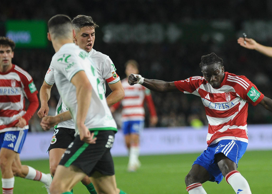 El Racing de Santander sufre cuando mira a los ojos al descenso