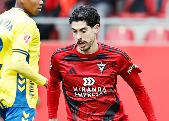 Carlos Fernández y una vuelta con tintes de urgencia en el Mirandés