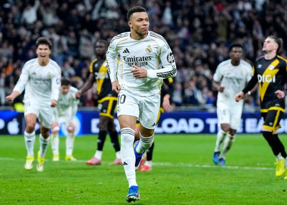 Real Madrid 2-1 Rayo Vallecano: Mbappé silencia los pitos del Bernabéu sobre la bocina 