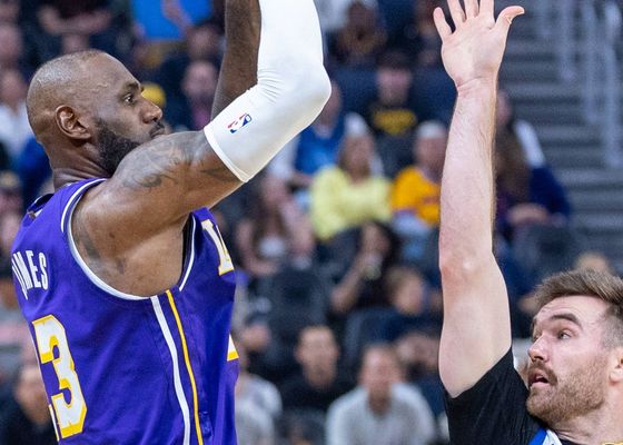 LeBron James se rebela justo a tiempo para rescatar a Luka Doncic