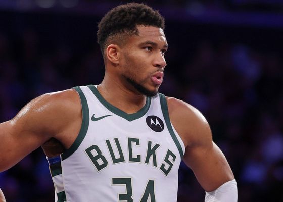 Milwaukee Bucks echa el cerrojo a Giannis Antetokounmpo