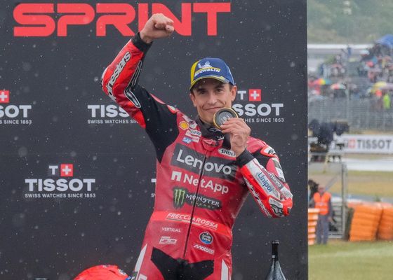 Marc Márquez reina en el caos con Jorge Martín por los suelos