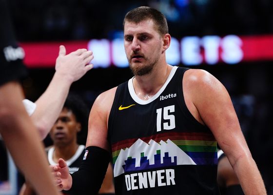 Nikola Jokic regresa a lo grande y Stephen Curry se cae por el camino