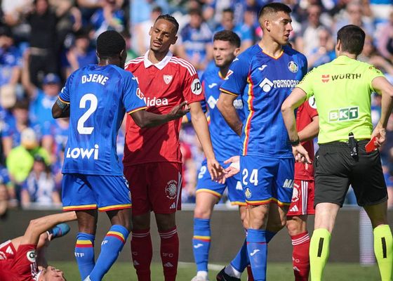 La sanción que ha recibido Djené por su roja directa en el partido contra el Sevilla