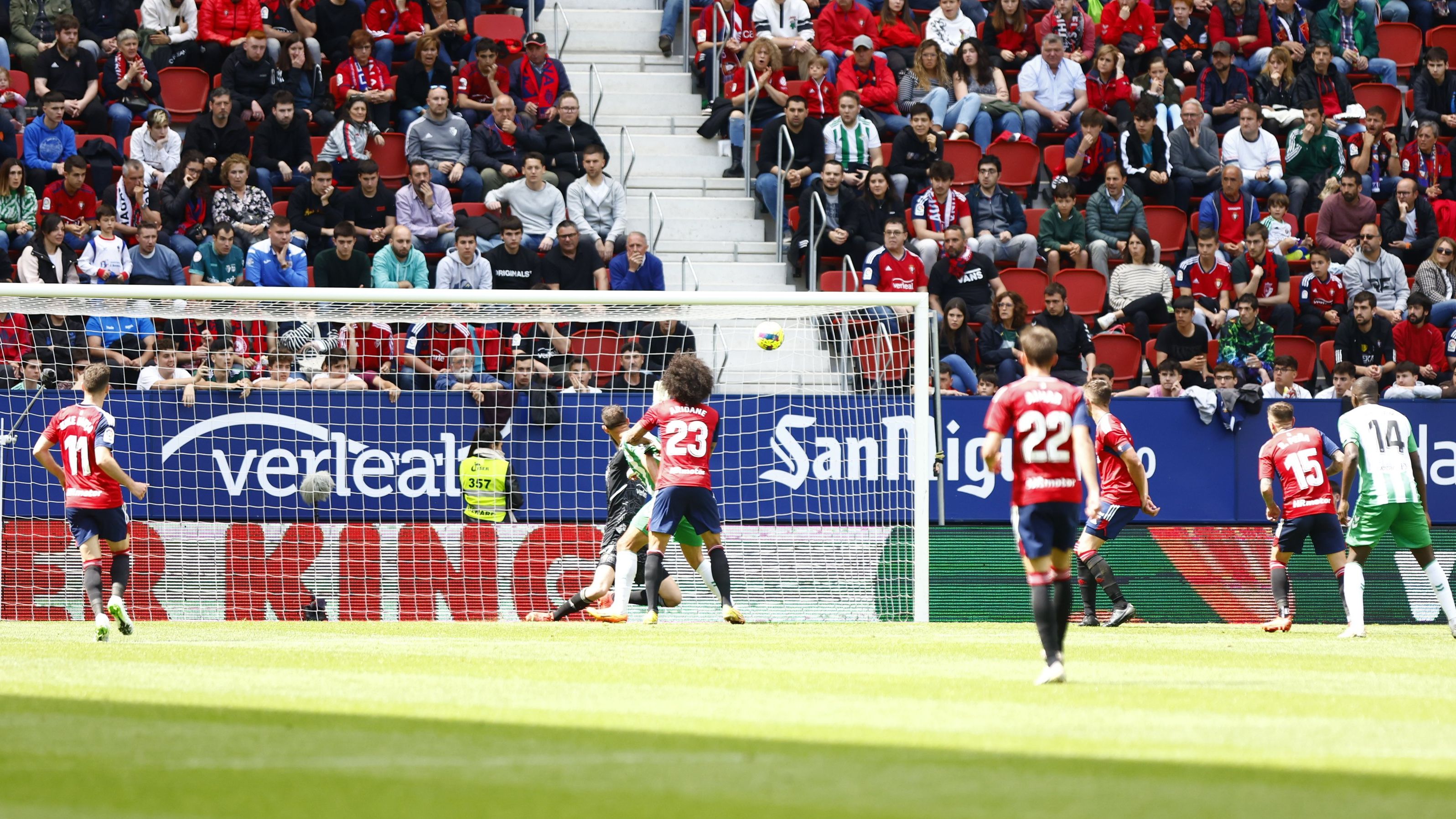 Osasuna 3-2 Betis: Demasiado lastre para evitar un inoportuno frenazo