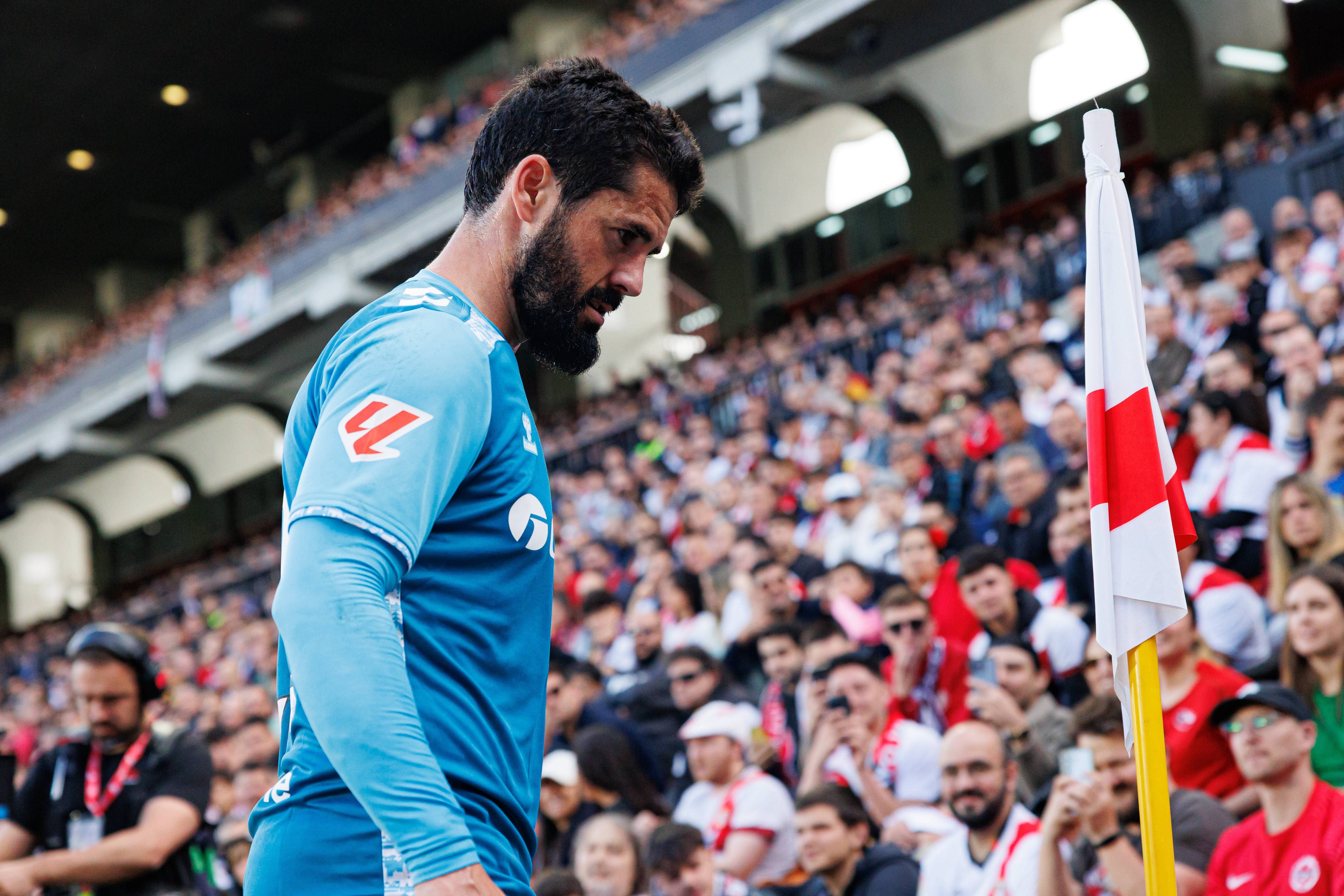 El mensaje del Málaga a Isco Alarcón y el apoyo de la plantilla del Betis a su capitán