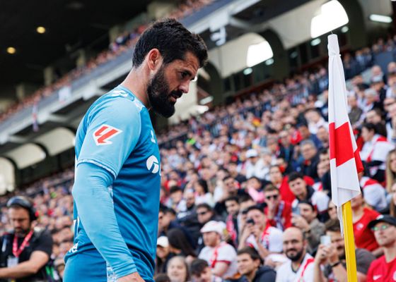 El mensaje del Málaga a Isco Alarcón y el apoyo de la plantilla del Betis a su capitán