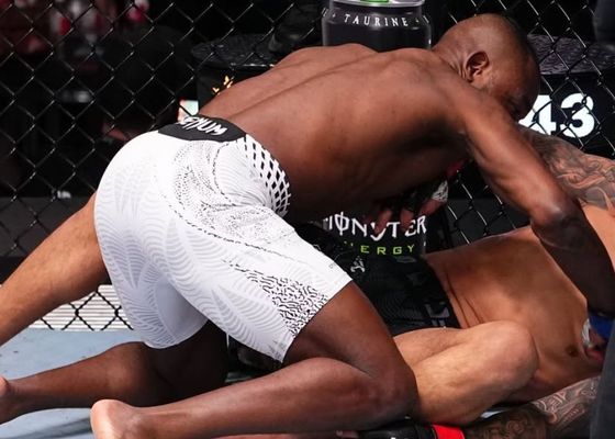 Manel Kape se hace un Cristiano Ronaldo y destroza al excampeón de la UFC Brandon Royval