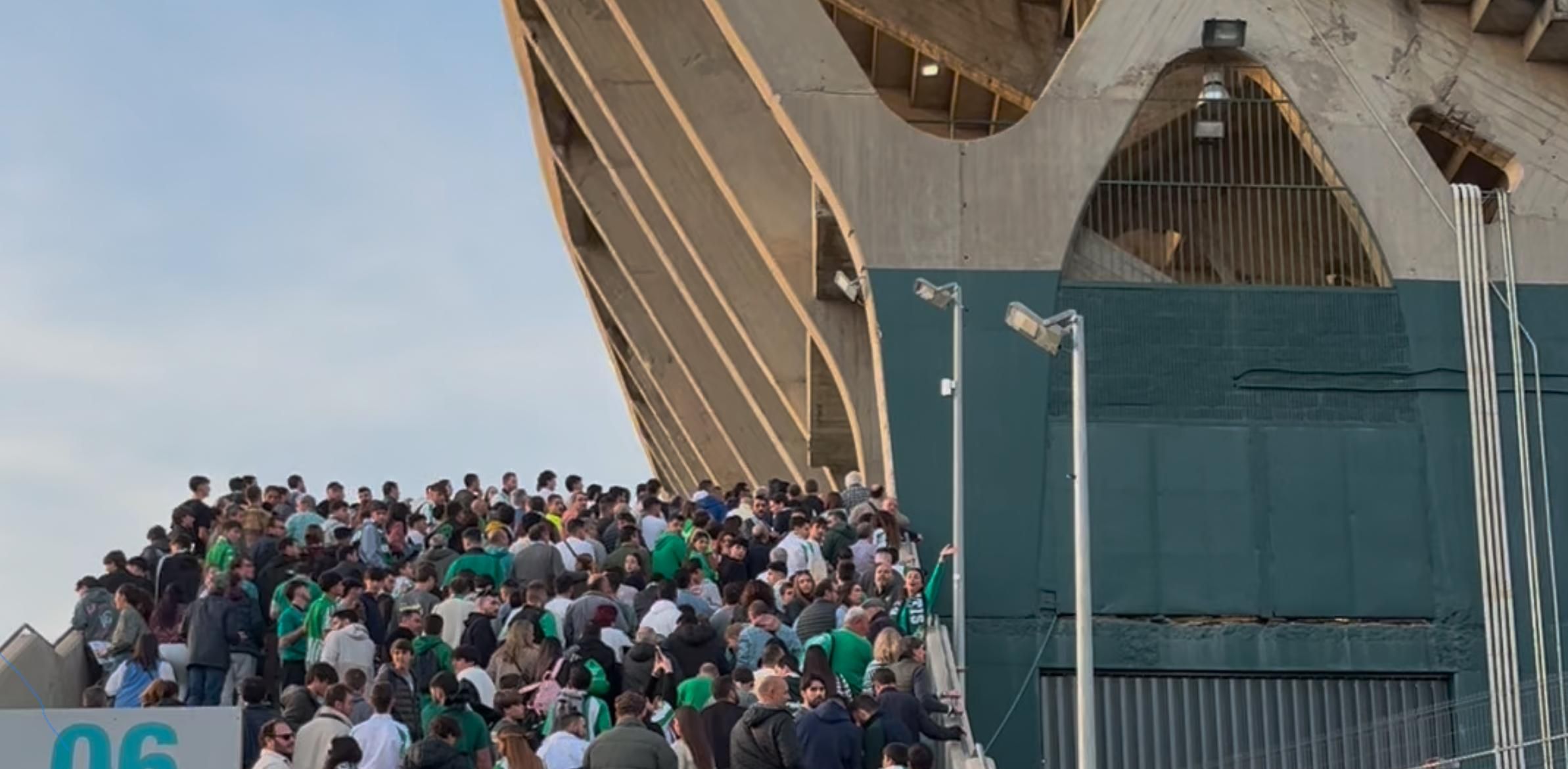 Revuelo a las afueras del Villamarín: puertas colapsadas con el partido del Betis empezado