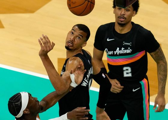 Victor Wembanyama, rescatado a última hora para dar un nuevo zarpazo a los Thunder