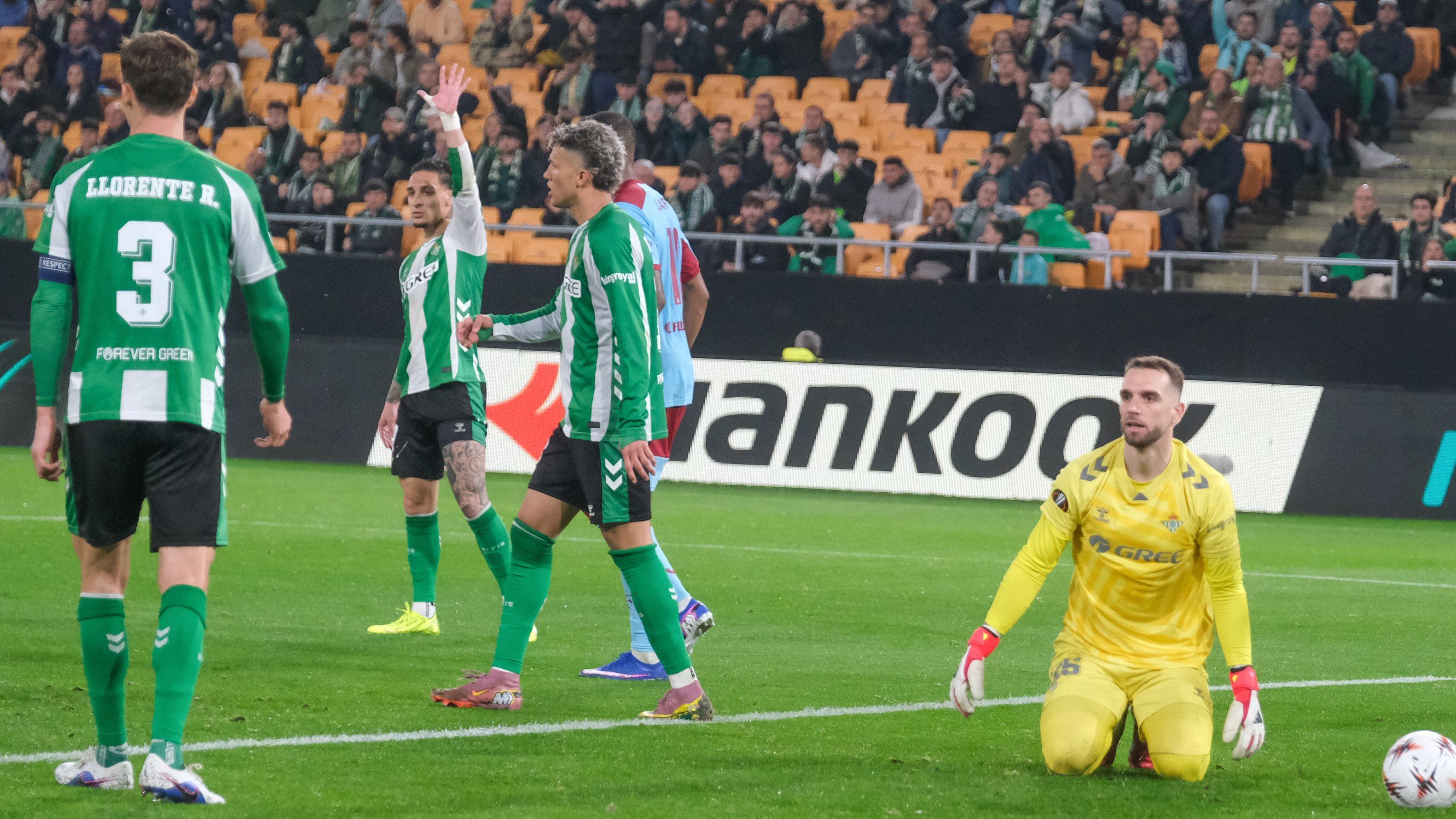 Pau López y la competencia en la meta del Betis: "Hay que asumirlo"