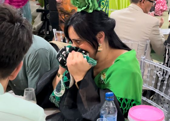 Así sufrió, se emocionó y disfrutó Chari con el Betis, la gitana del Real de la Feria de Abril de Sevilla