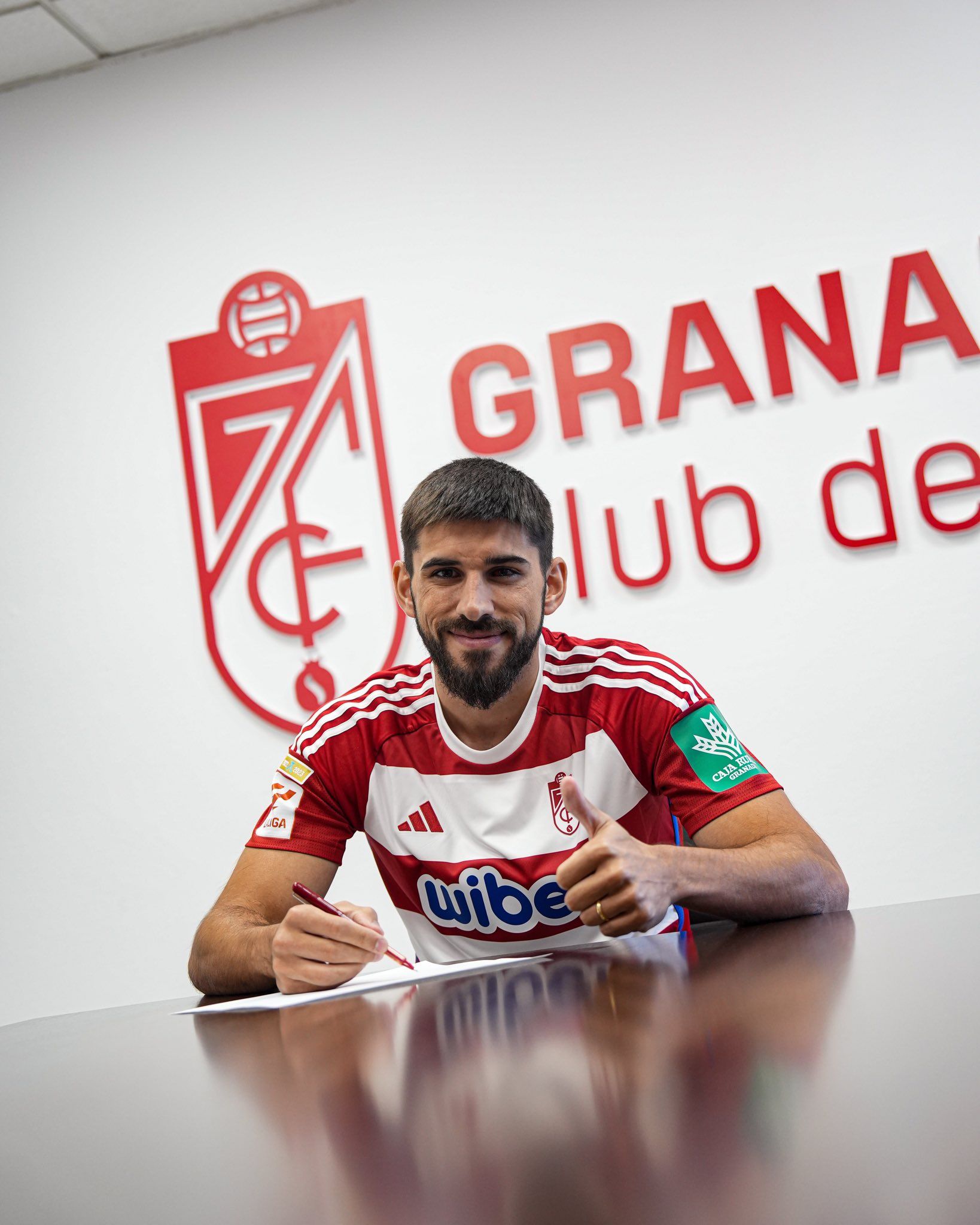 El Granada ya mueve el mercado y presenta a su primer fichaje