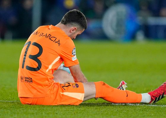 Joan García y Eric García hacen saltar las alarmas en el Barcelona y posponen el debate en la selección española