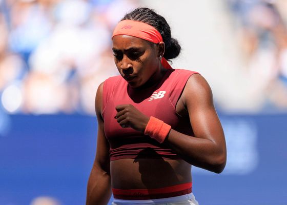 Coco Gauff salva su desastroso estreno en las WTA Finals y se mete en la pelea por la semifinal
