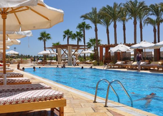 Catador de piscinas o probador de playas, las ofertas de empleo más virales este verano