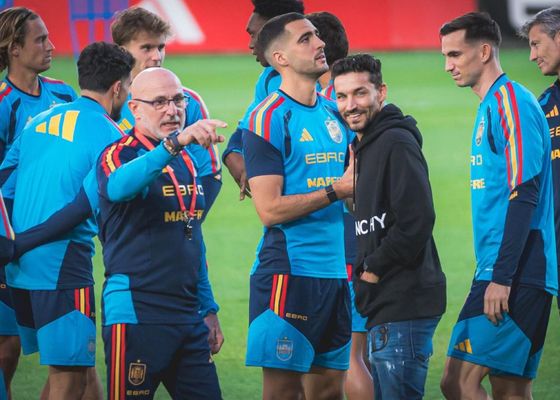 La Selección Española se entrena en la ciudad deportiva del Sevilla antes del decisivo partido contra Turquía: visita de Jesús Navas