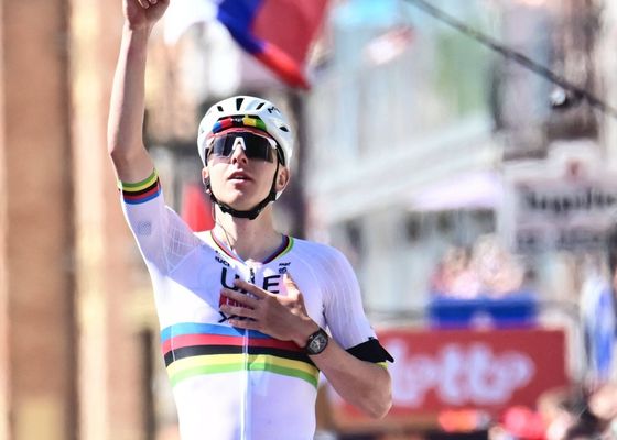 Tadej Pogacar tumba a Paul Seixas y destroza a Remco Enevepoel para sumar su cuarta Lieja