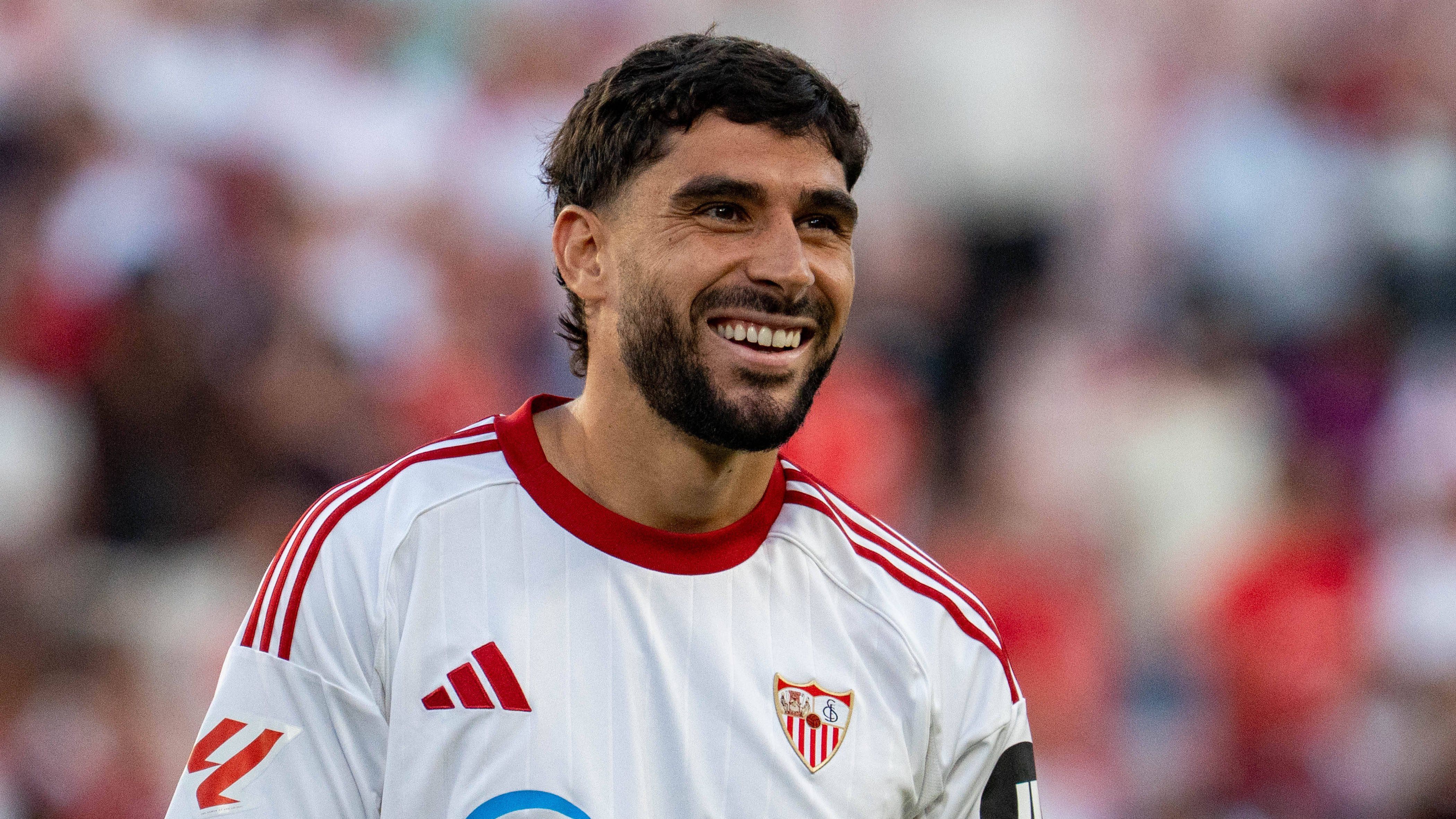 Maupay confirma su salida del Sevilla con un emotivo mensaje: "Ha sido un placer" 