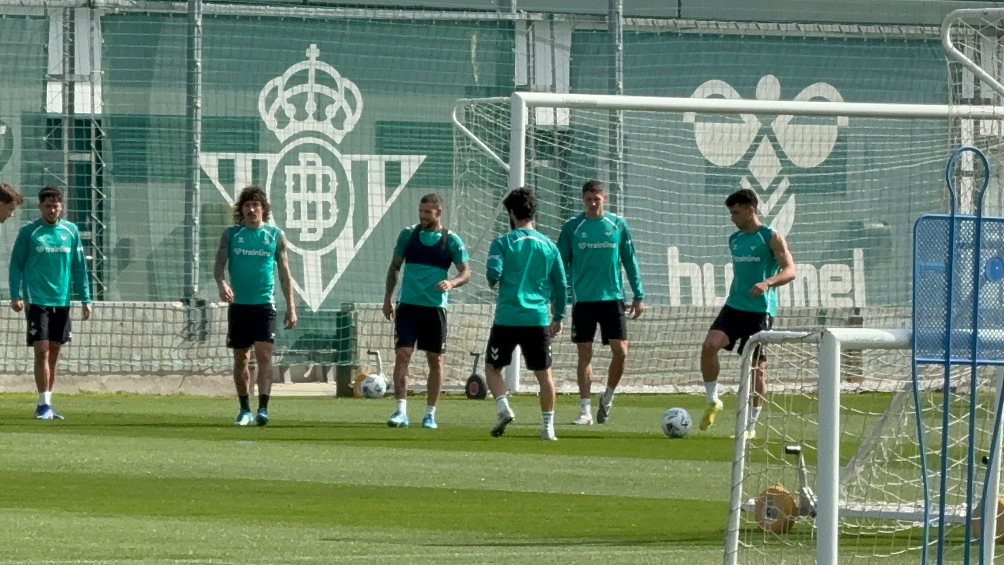 El Betis, a la espera de novedades europeas en una sesión sin Bakambu
