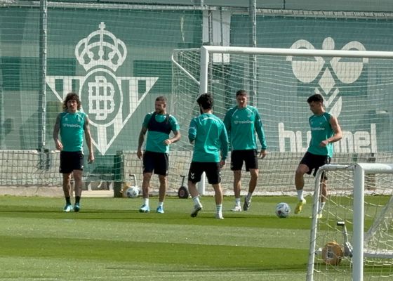 El Betis, a la espera de novedades europeas en una sesión sin Bakambu
