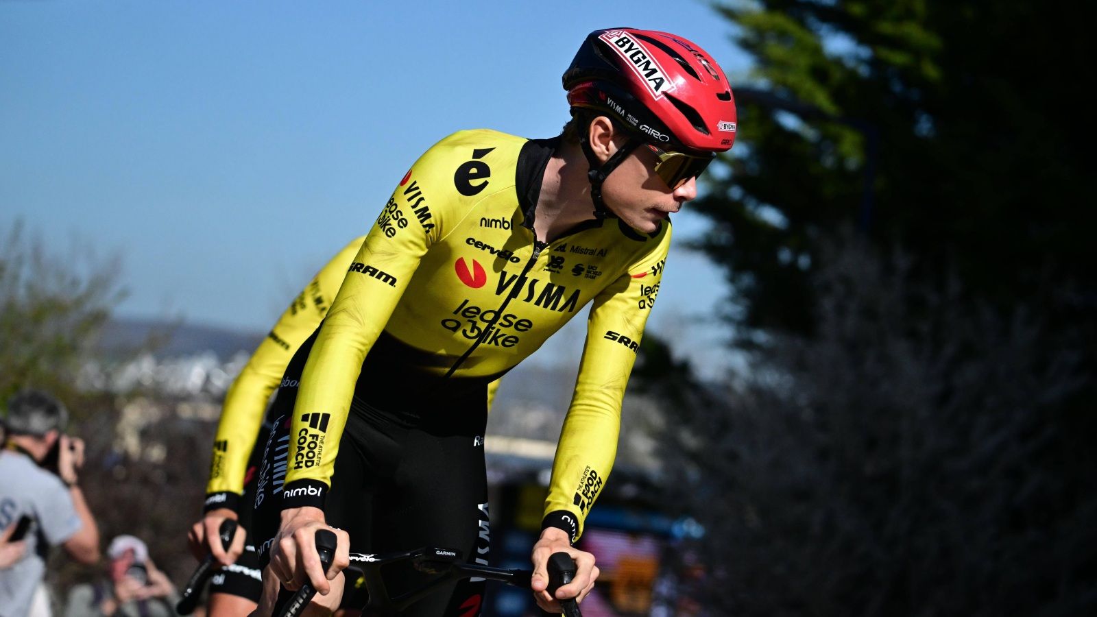 Doble caída en la París-Niza con Jonas Vingegaard en el lío y Juan Ayuso al sprint