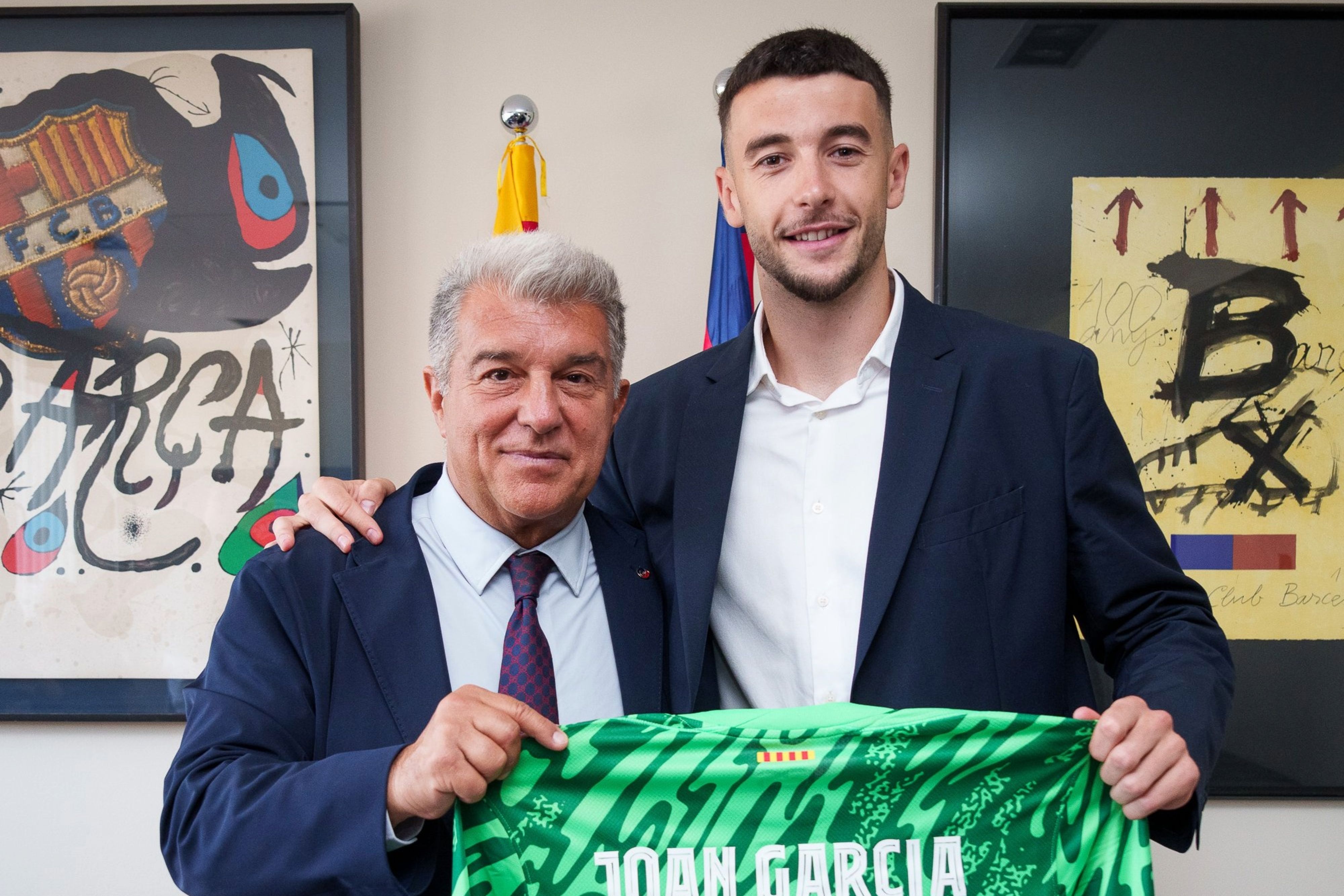 Joan García aterriza en un "proyecto ilusionante" y asegura que el nuevo Camp Nou es "impresionante"