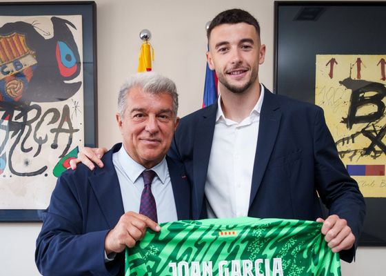 Joan García aterriza en un "proyecto ilusionante" y asegura que el nuevo Camp Nou es "impresionante"