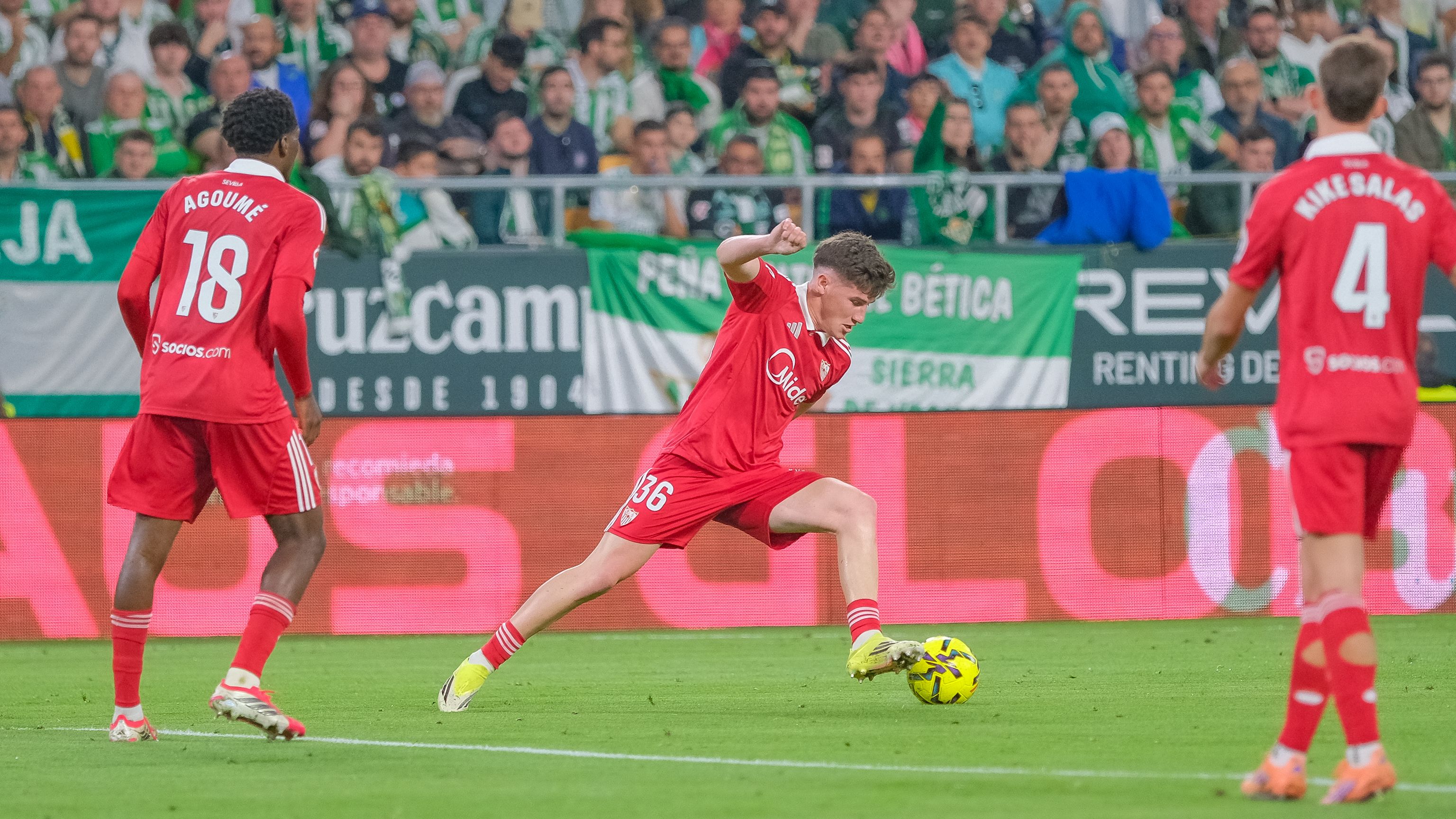 Del "Oso no es titular" de Almeyda a las prisas del Sevilla FC por blindar su contrato: "A todo el mundo le está encantando"