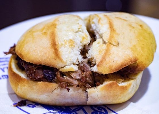 El bar de Sevilla que ofrece montaítos de pringá por un precio simbólico