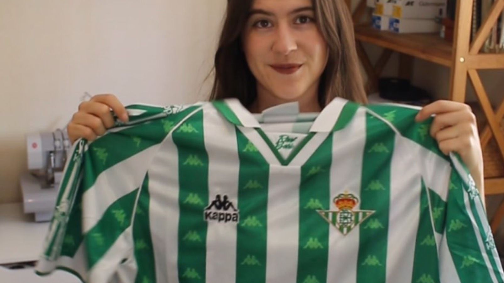 Una seguidora del Betis transforma una camiseta y la lía en redes sociales